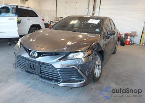 2022 Toyota Camry Le z USA, uszkodzony, nr VIN 4T1C11AK7NU680880